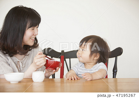 離乳食を食べる子ども 47195267