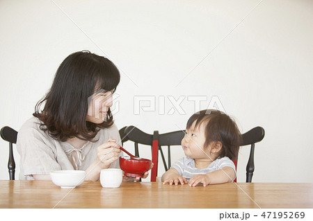 離乳食を食べる子ども 47195269