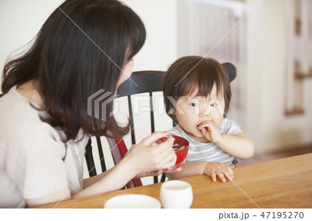 離乳食を食べる子ども 47195270