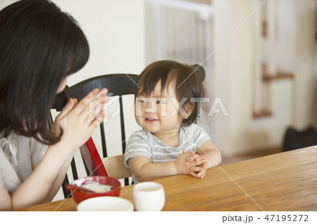 離乳食を食べる子ども 47195272