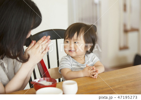 離乳食を食べる子ども 47195273