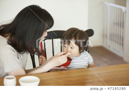 離乳食を食べる子ども 47195280