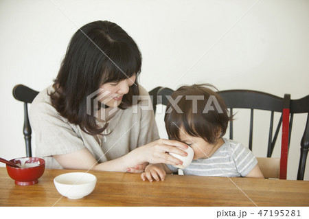 離乳食を食べる子ども 47195281