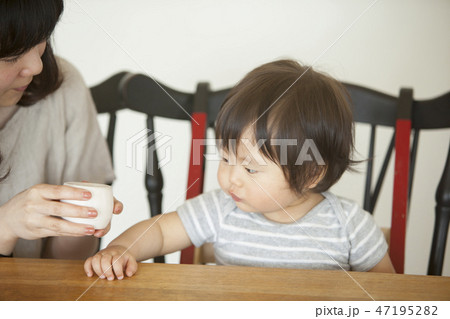 離乳食を食べる子ども 離乳食を食べる子ども 47195282
