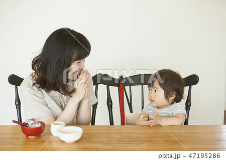 離乳食を食べる子ども 離乳食を食べる子ども 47195286