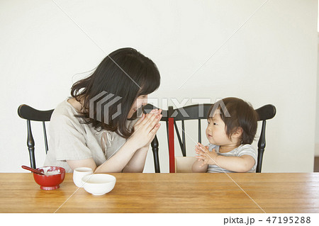離乳食を食べる子ども 47195288