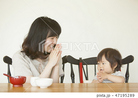離乳食を食べる子ども 47195289