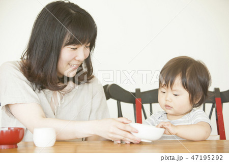 離乳食を食べる子ども 47195292