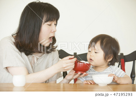 離乳食を食べる子ども 47195293