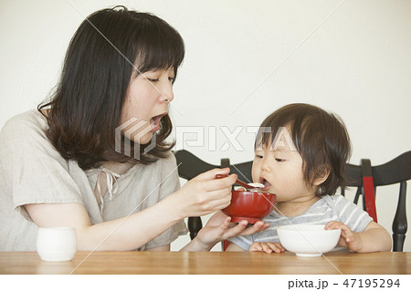 離乳食を食べる子ども 47195294