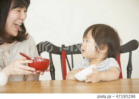 離乳食を食べる子ども 離乳食を食べる子ども 47195296