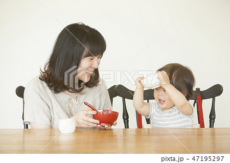 離乳食を食べる子ども 47195297