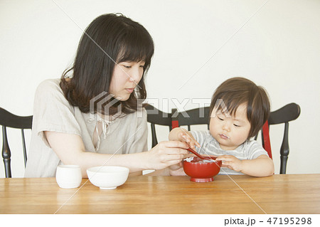 離乳食を食べる子ども 47195298