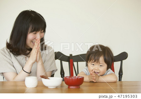 離乳食を食べる子ども 47195303