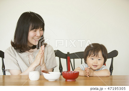 離乳食を食べる子ども 47195305