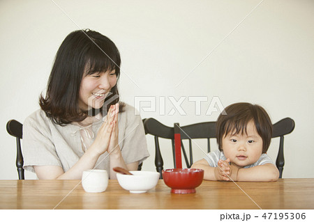 離乳食を食べる子ども 47195306