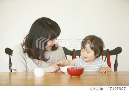 離乳食を食べる子ども 離乳食を食べる子ども 47195307