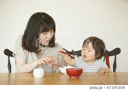 離乳食を食べる子ども 47195309