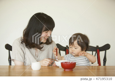 離乳食を食べる子ども 47195310