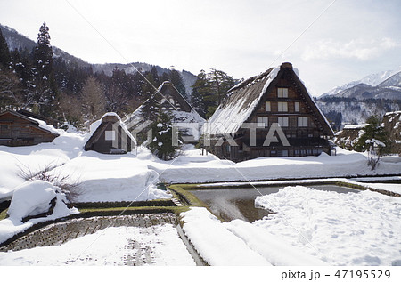 雪に埋もれた白川郷の古民家 47195529