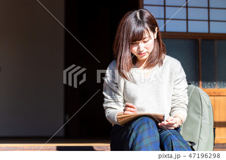 古民家でスケッチする若い女性 47196298