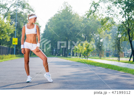 Woman runner 47199312