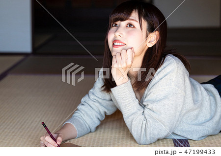 古民家でスケッチする若い女性 47199433