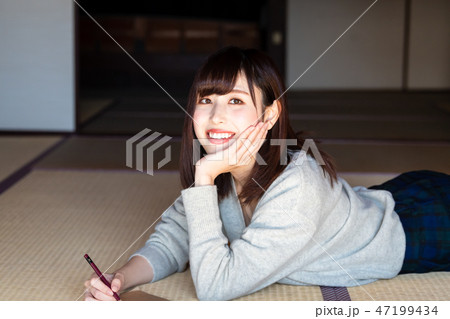 古民家でスケッチする若い女性 47199434