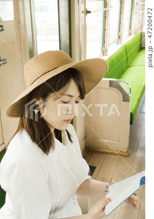 電車内で本を読む女性 47200472