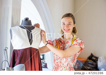 Atelier worker Atelier worker 47201396