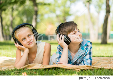 Kids wearing headphones 47202090