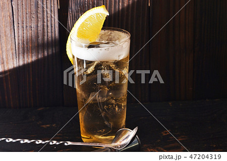 ハイボールをワイルドに飲む 47204319