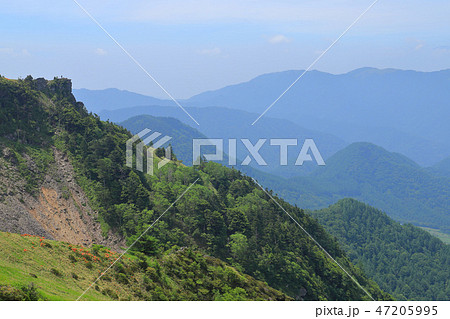 長野県 美ヶ原のアルプス展望コースから南側の烏帽子岩を望む 47205995