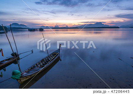 Beautiful sunrise view over the sea 47206445