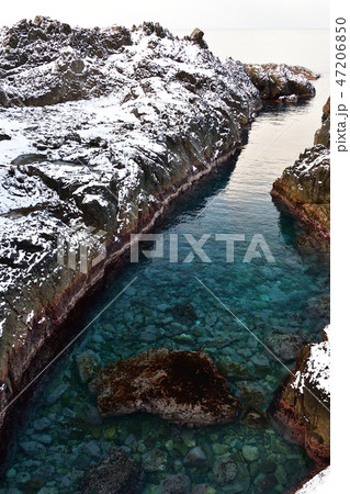 北海道せたな町須築（すっき）海岸に新雪が降った朝の冬景色を撮影 47206850
