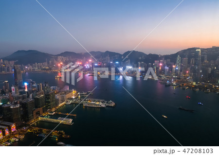 香港 スカイ100（環球貿易広場）からの夕景 47208103