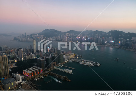 香港 スカイ100（環球貿易広場）からの夕景 47208106