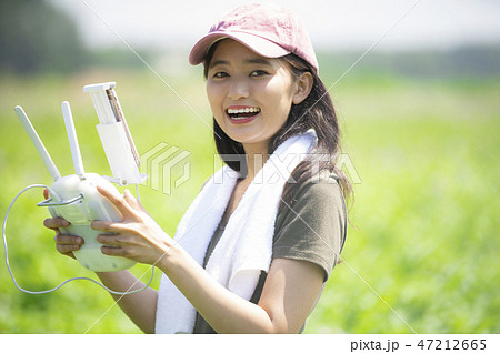 女性　農業　ドローン 47212665