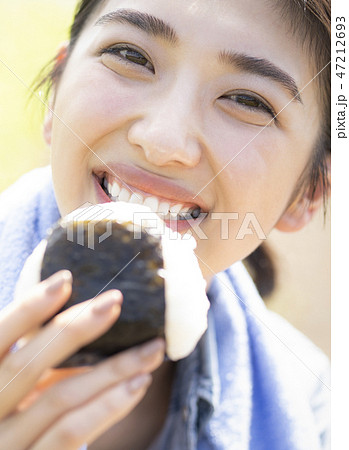 女性 農業 休憩 女性 農業 休憩 47212693