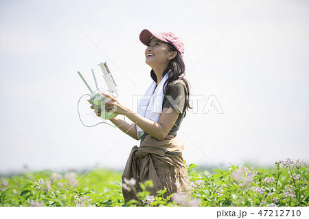 女性　農業　ドローン 47212710