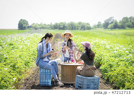 女性　農業　休憩 47212713