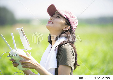 女性　農業　ドローン 47212799