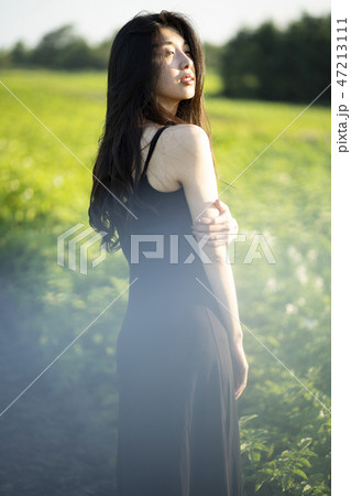 女性　自然　ポートレート 47213111