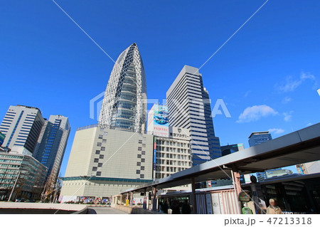 新宿駅前バスターミナルとコクーンタワーと新宿エルタワー 47213318