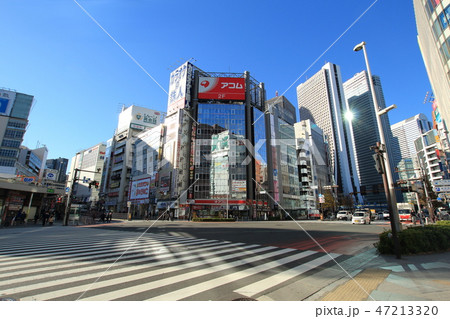 新宿駅ガード西の青梅街道交差点（西部新宿駅近く） 47213320