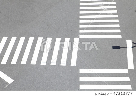 スクランブル交差点の横断歩道 スクランブル交差点の横断歩道 47213777