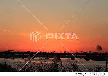 年末の淀川河川敷＆夕焼けの風景。大阪府枚方市 47216831