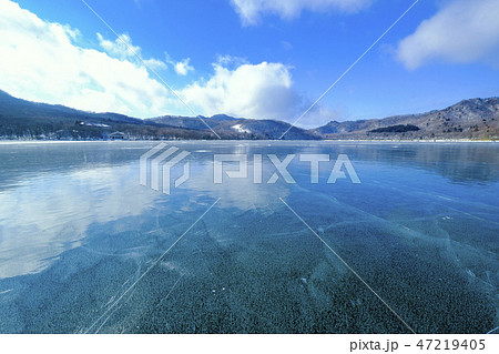 青空と氷結の大沼 47219405