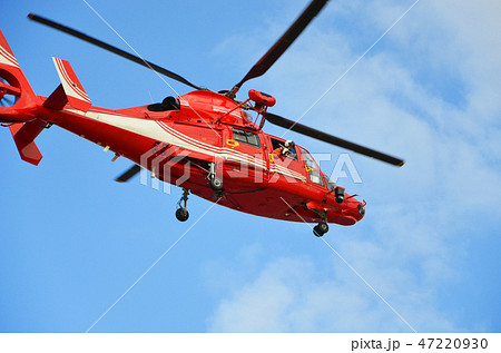 出初式でデモンストレーション飛行を行う消防防災ヘリコプター 47220930