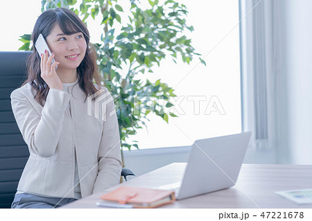 若い女性　ビジネスウーマン オフィスカジュアル 47221678